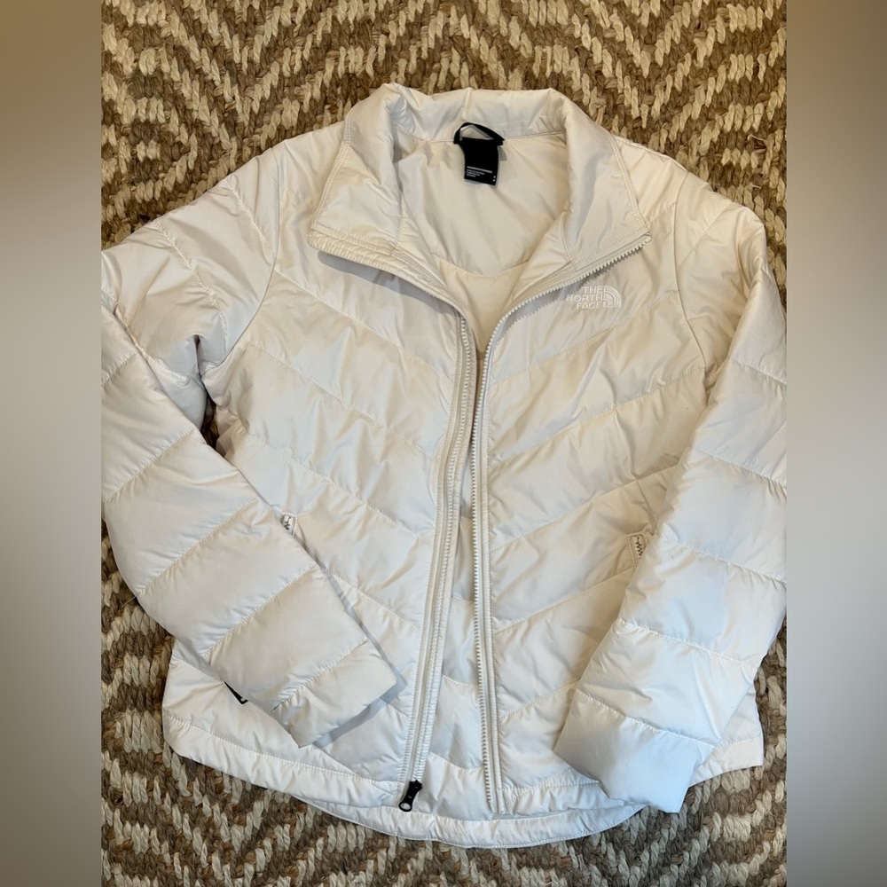 Never worn. The north face puffer. Excellent condition.